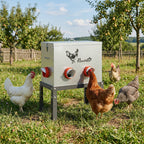 Futterautomat Hühner 18 kg Füllmenge mit abschließbarer Deckel verstellbarer Beine 6 Öffnungen 42x25x55,5 cm Silber