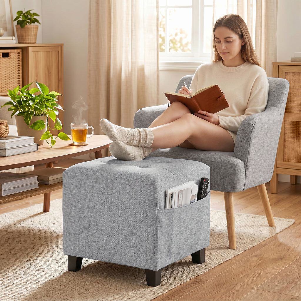 Quadratischer Hocker, kleiner Ottoman mit Seitentasche, Fußstütze aus Stoff in Leinenoptik mit Gummibaumholzbeinen, Hellgrau