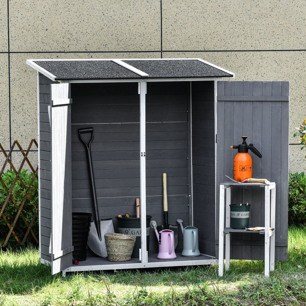 Gartenschrank Geräteschuppen mit 2 Tür Geräteschrank mit Asphaltdach Gartenlagerschrank Antidumping Design mit Bodennägel Tannenholz Grau+Weiß 139 x 75 x 160 cm