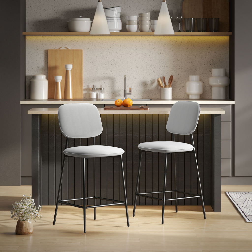 2er-Set Barhocker, Bistrohocker mit Fußstütze, Samt-Bezug, Stahlbeinen, für Esszimmer, 45 x 49 x 102 cm, Hellgrau
