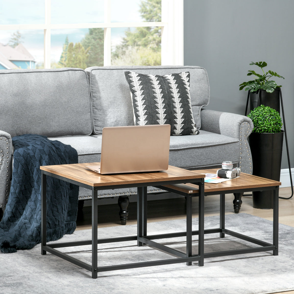 Satztisch-Set aus 2 Beistelltischen, Industrial Design, schwarzer Stahlrahmen, Tischplatte in Holzoptik