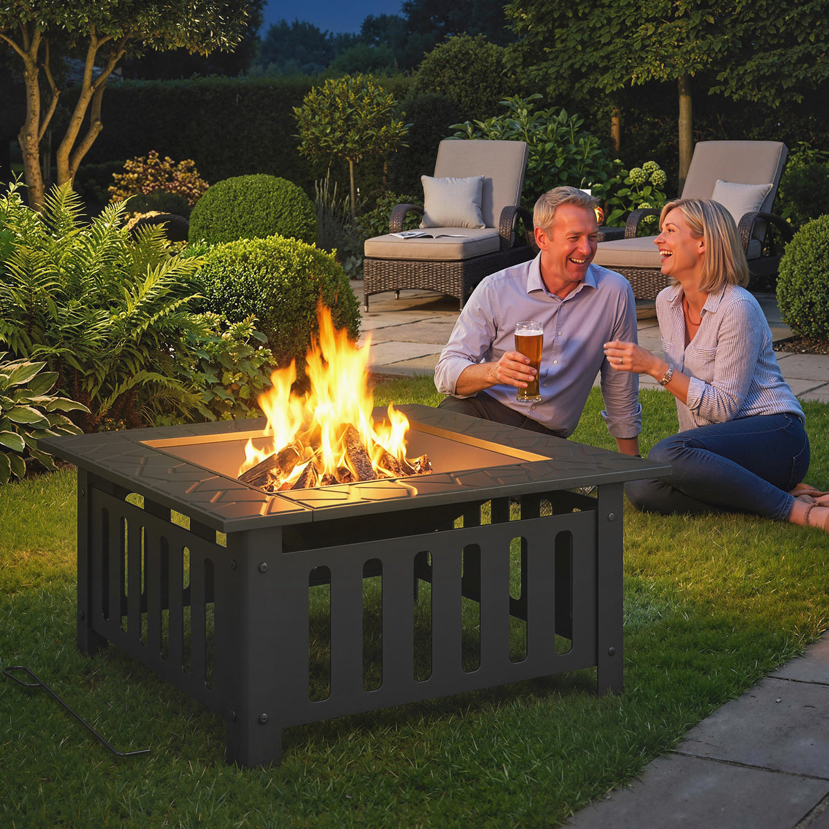 Feuerschale aus Stahl Feuerstelle mit Funkenschutz Schürhaken für Outdoor BBQ Camping 67x67x47cm Schwarz