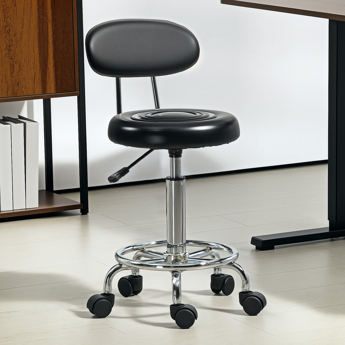 Rollhocker, Drehbarer und verstellbarer Hocker mit Rückenlehne, Kunstlederbezug, Fußstütze, für Frisiertische, Schwarz