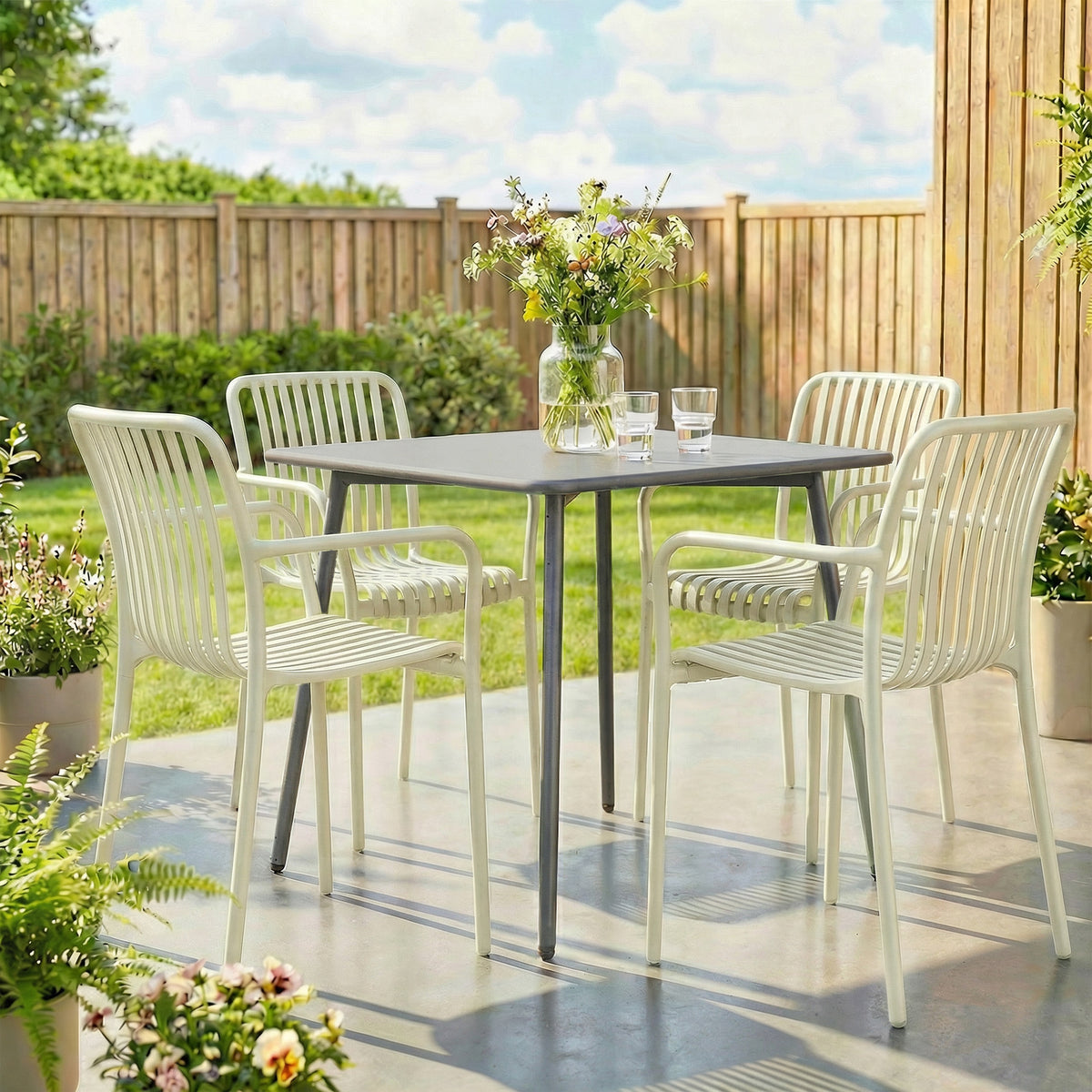 Gartenstühle 4er Set Stapelbare Terrassenstühle mit Lamelldesign Armlehnen, Ergonomisch Cremeweiß