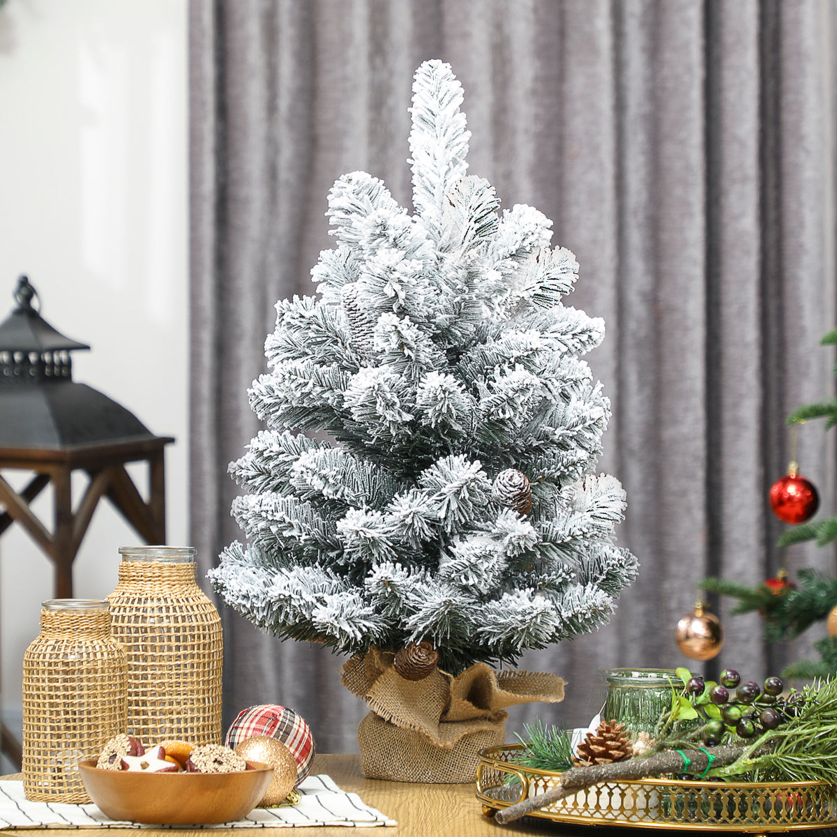 Mini Künstlicher Weihnachtsbaum 60 cm Tannenbaum künstlich mit Schnee, 72 Spitzen 6 Tannenzapfen Zementbasis