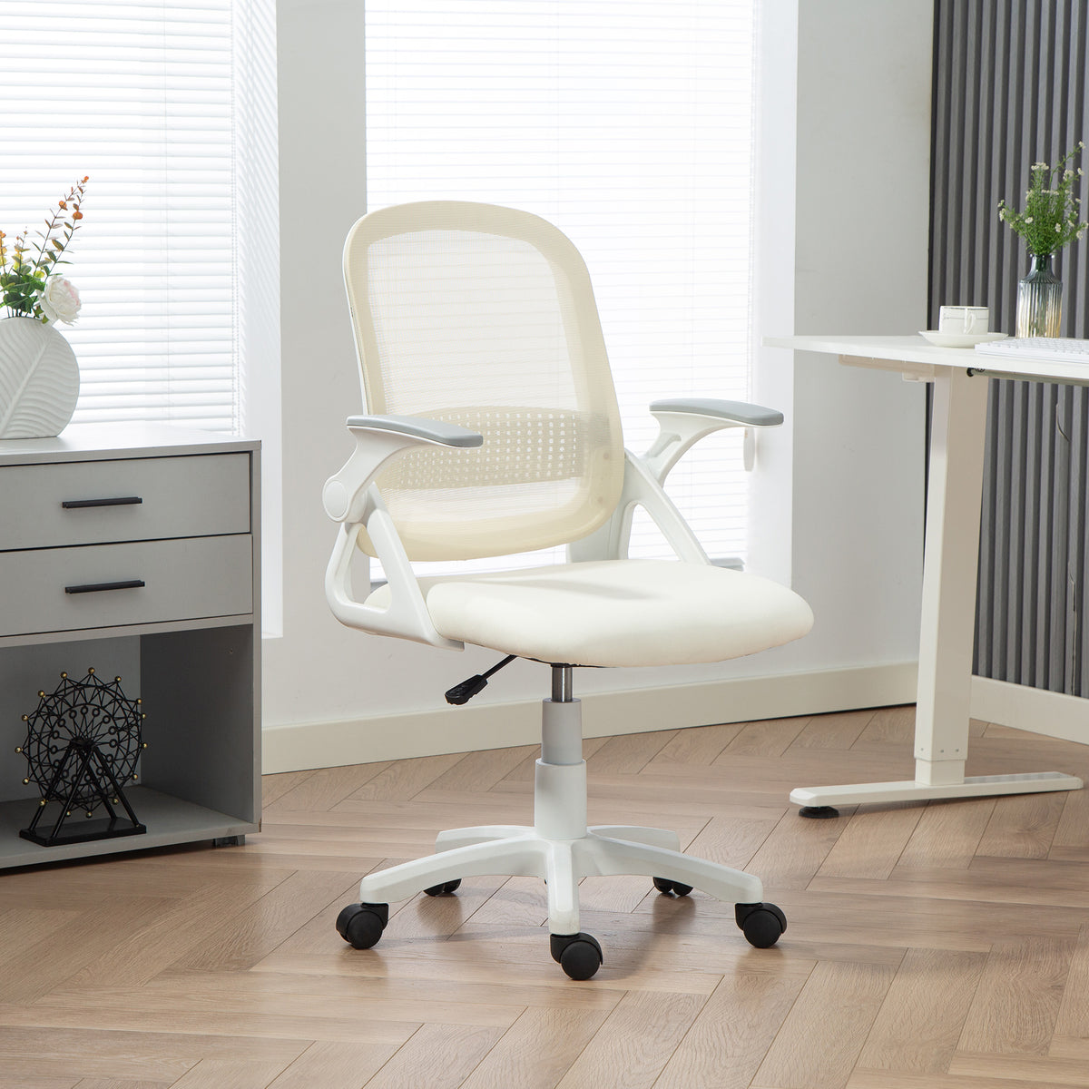 Atmungsaktiver Mesh-Bürostuhl, Ergonomischer Drehstuhl mit klappbaren Armlehnen und Lendenwirbelstütze, Weiß