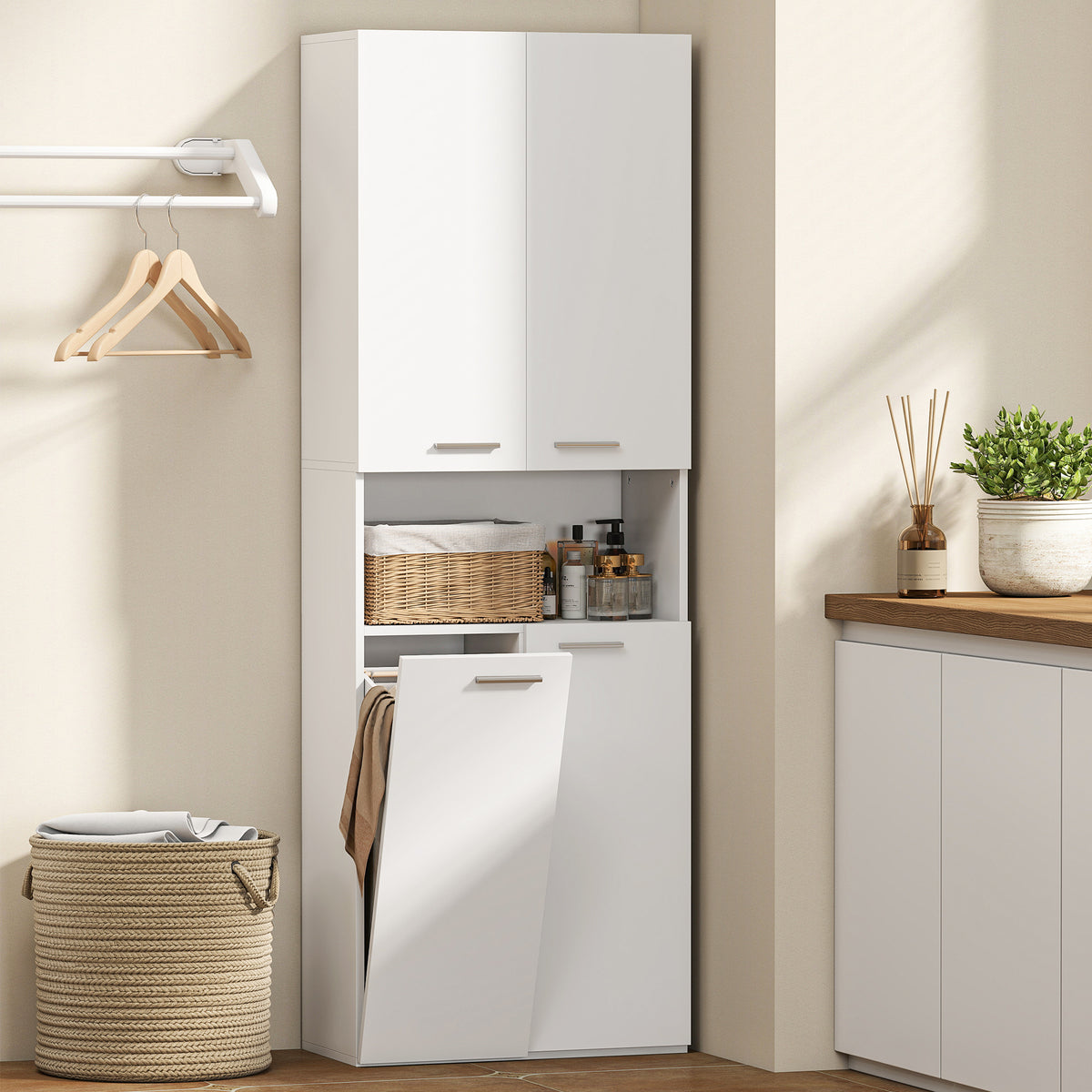 174 cm hoher Badezimmerschrank mit ausklappbarem Wäschekorb und Soft-Close-Türen, Weiß