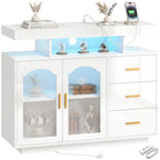 Sideboard mit LED-Beleuchtung, eingebauten Steckdosen, 3 Schubladen, Regalen und 2 Acryl-Türen, Hochglanz Weiß