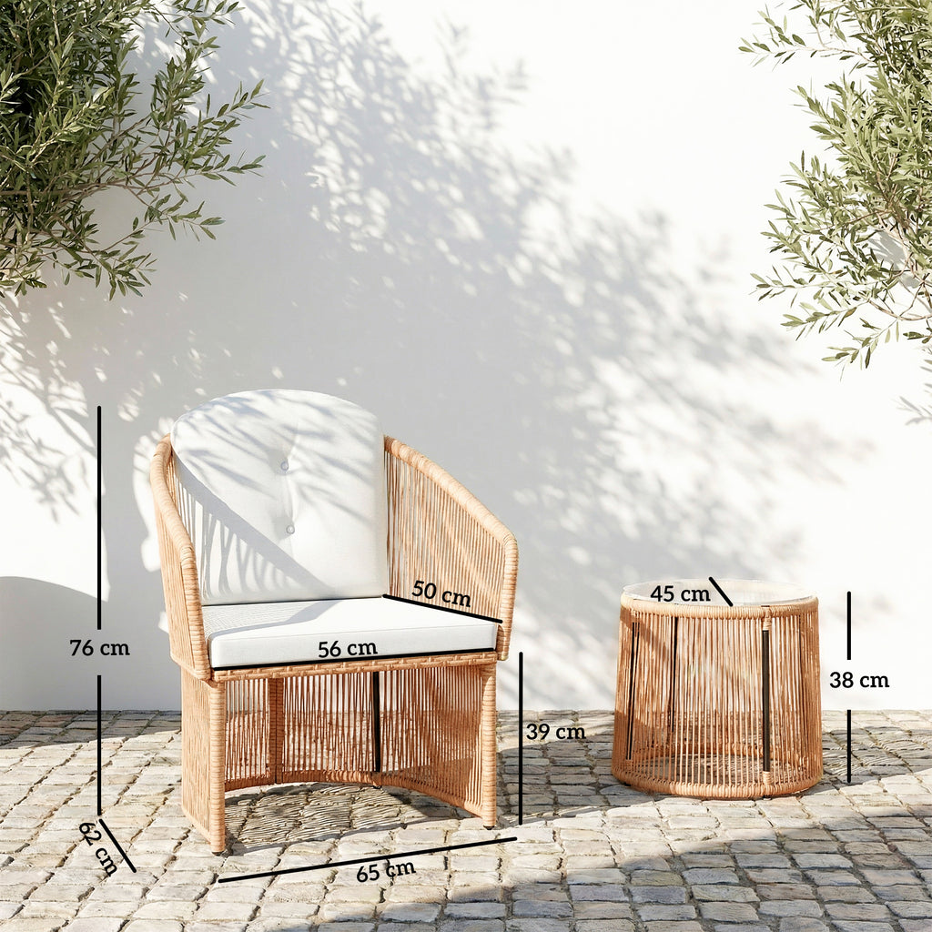 Rattan-Bistro-Set, 3-teiliges Gartenmöbel-Set mit rundem Glastisch, Sesseln und Kissen, Cremeweiß