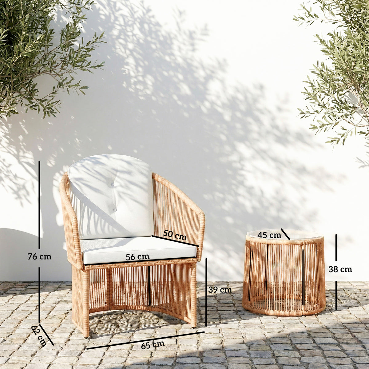 Rattan-Bistro-Set, 3-teiliges Gartenmöbel-Set mit rundem Glastisch, Sesseln und Kissen, Cremeweiß