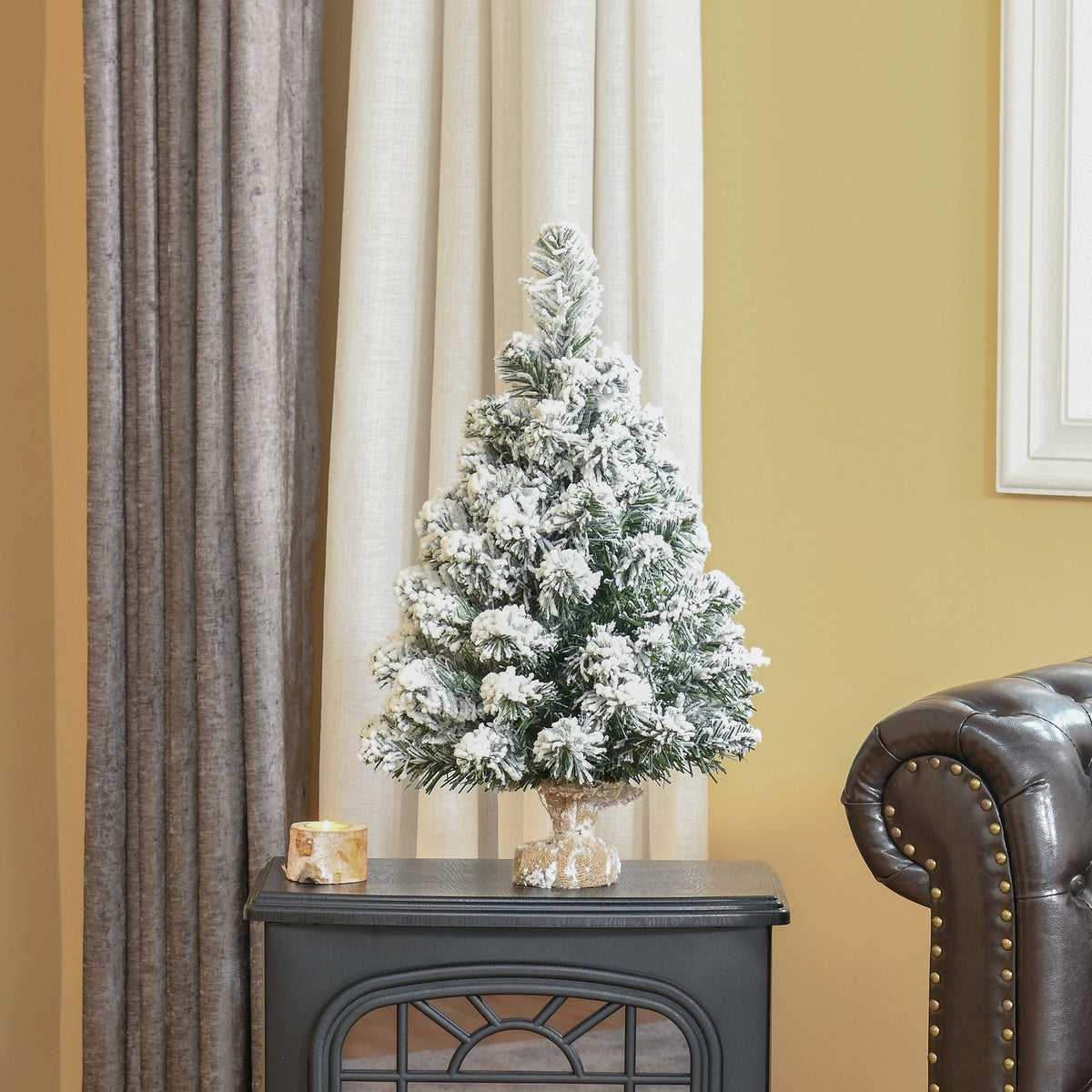 Mini Künstlicher Weihnachtsbaum 60 cm Tannenbaum künstlich mit Schnee, 67 Spitzen Zementbasis für drinnen Büro