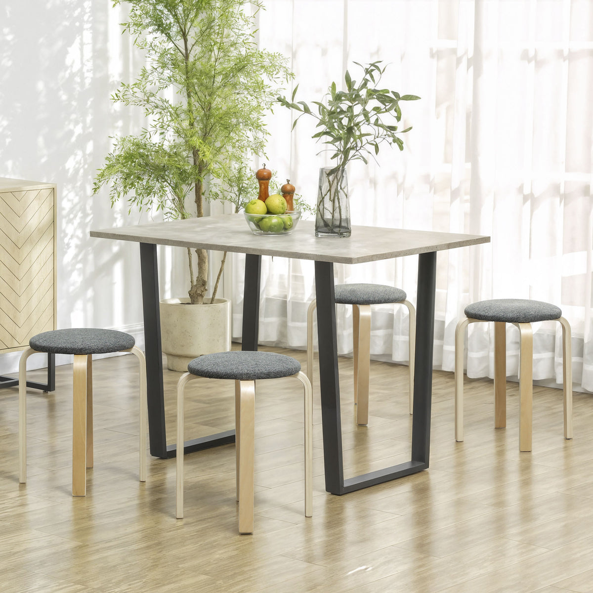 Polsterhocker im 4er-Set, stapelbar, lackierte Oberfläche, Holzbeine, Grau