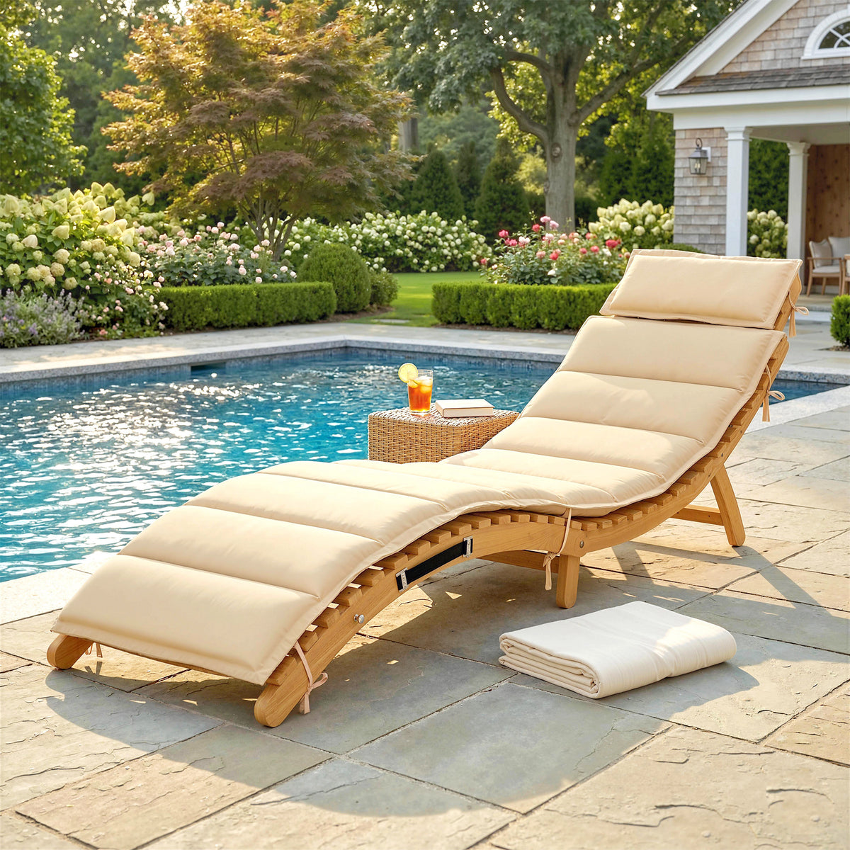 Sonnenliege klappbare wetterfeste Gartenliege aus Holz mit Polsterung Kopfstütze Tragegriff 183 x 54 x 63 cm, Beige