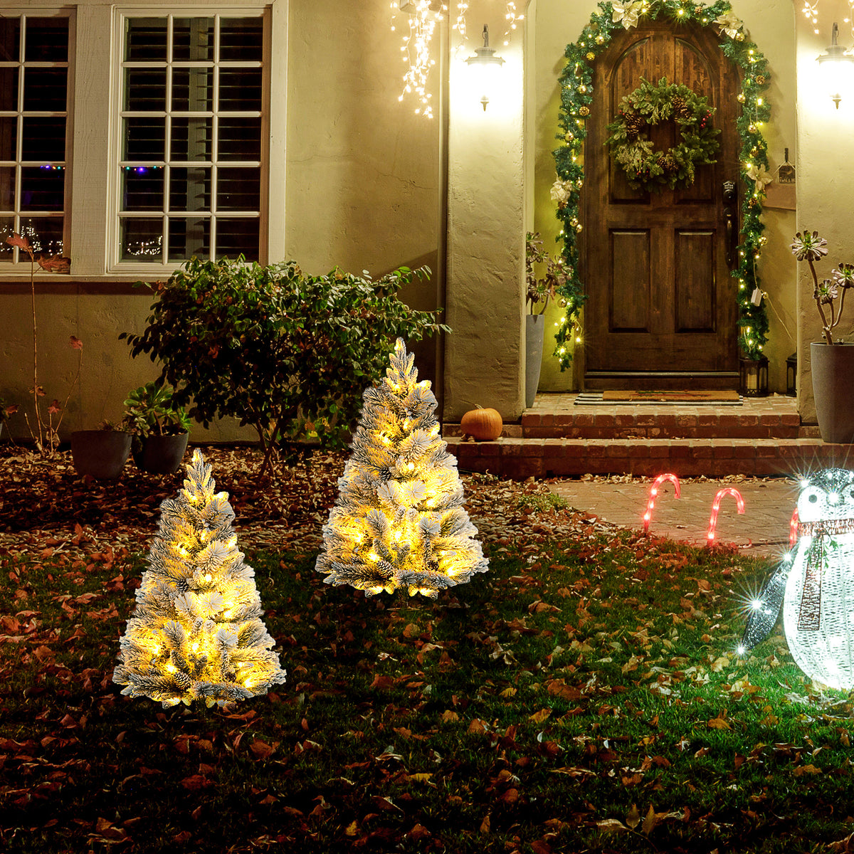 Weihnachtsbaum mit LED-Beleuchtung, 2er-Set, 107 cm, Tannenzapfen, rote Beeren, feuersicher, Grün/Weiß