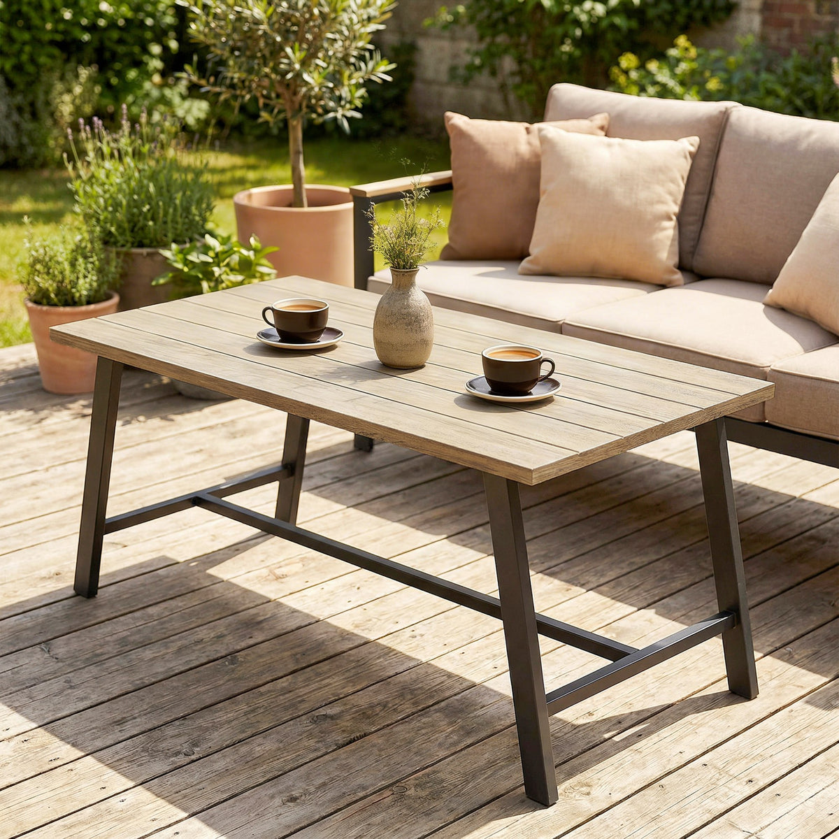 Outdoor-Couchtisch, rechteckiger Metall-Beistelltisch mit Tischplatte in Holzoptik, 100 x 55 cm, Braun