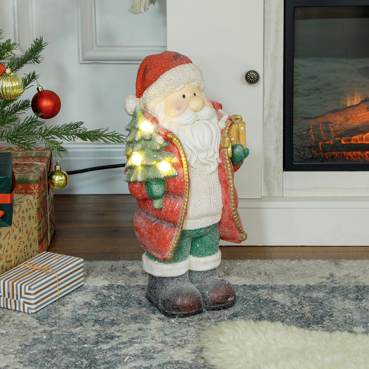 Weihnachtsmannfigur mit Baum und Geschenk, 3 warmweiße LEDs, batteriebetrieben, 50 cm